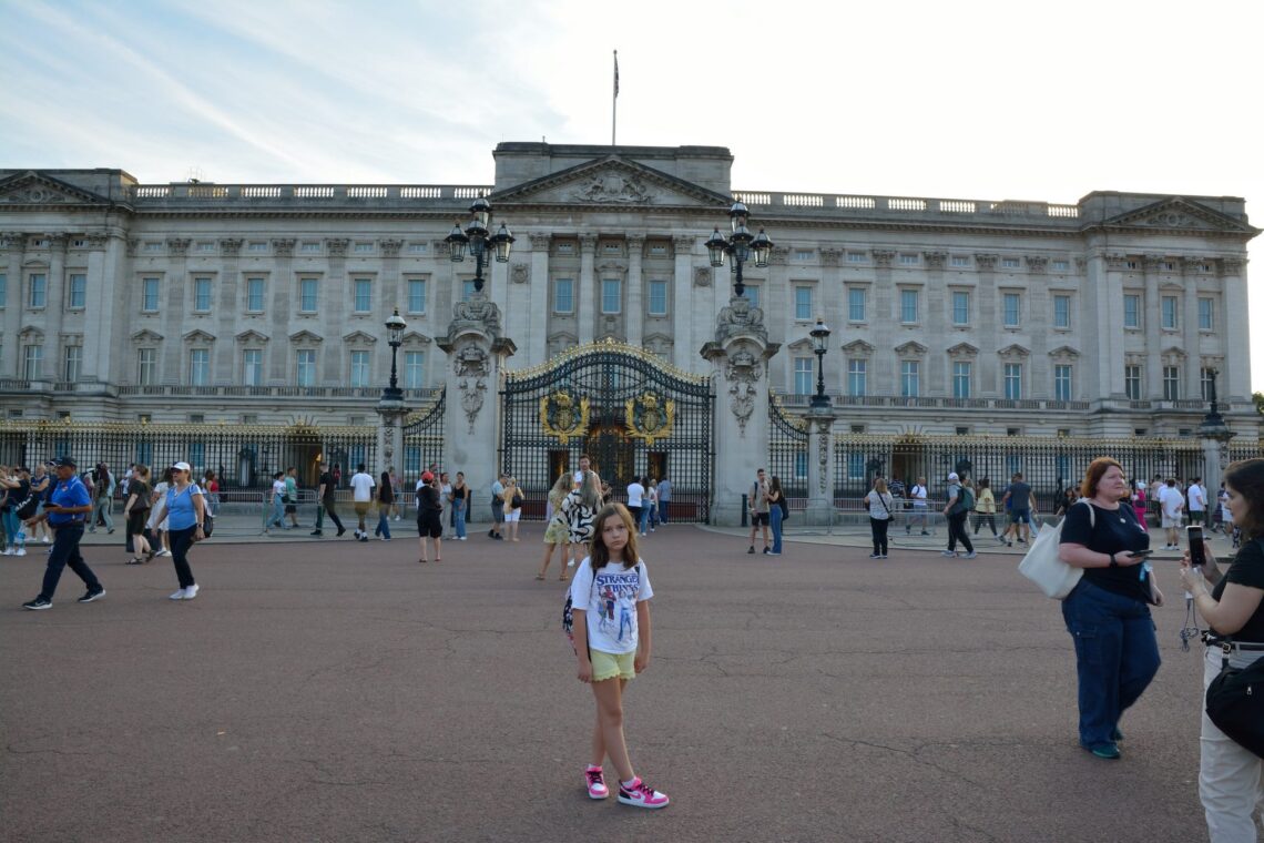 Marianna stojąca przed Pałacem Buckingham w Londynie