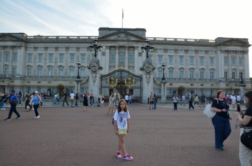 Marianna stojąca przed Pałacem Buckingham w Londynie