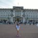 Marianna stojąca przed Pałacem Buckingham w Londynie