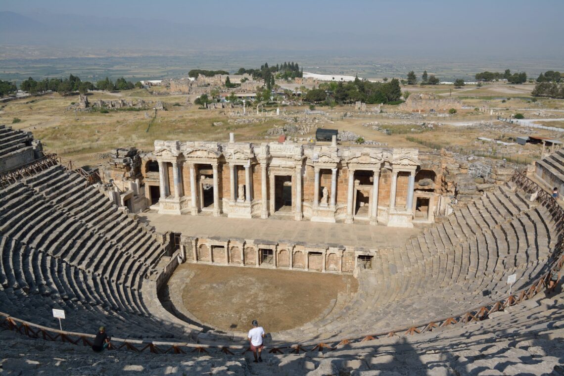 Imponujący starożytny amfiteatr w Hierapolis koło Pamukkale z widokiem na dolinę