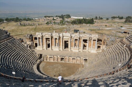 Imponujący starożytny amfiteatr w Hierapolis koło Pamukkale z widokiem na dolinę