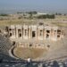 Imponujący starożytny amfiteatr w Hierapolis koło Pamukkale z widokiem na dolinę