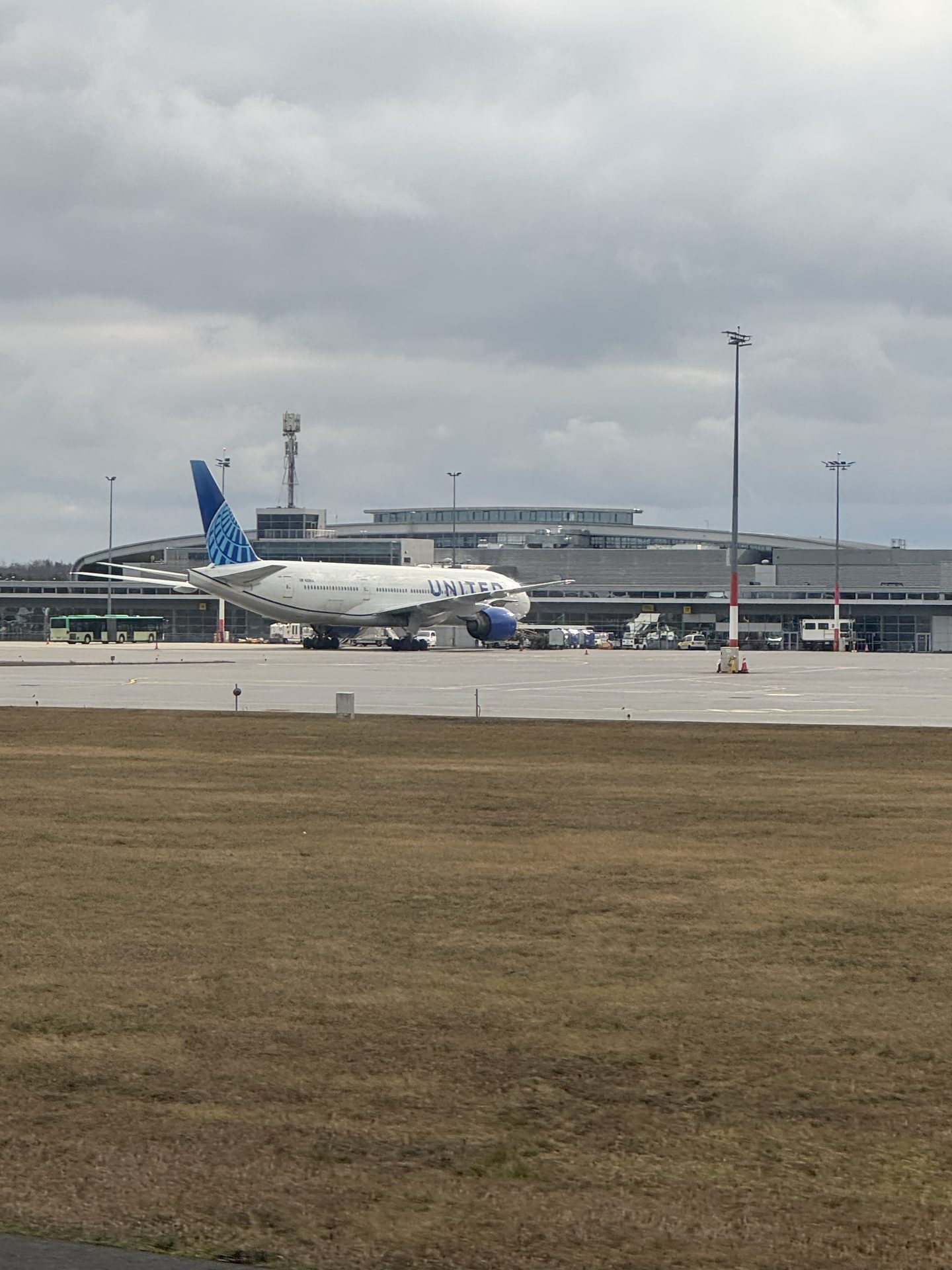 Boeing 777 United Airlines stojący na płycie lotniska Poznań-Ławica