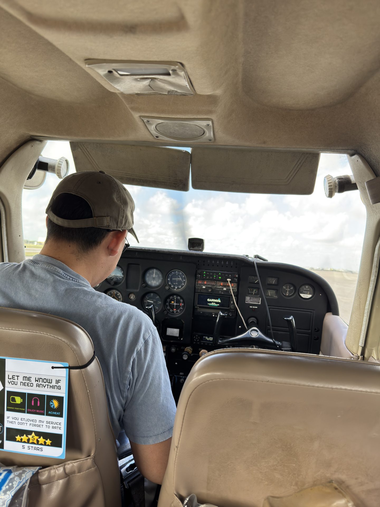 Wnętrze kabiny awionetki Cessna z pilotem przy sterach nad Florydą