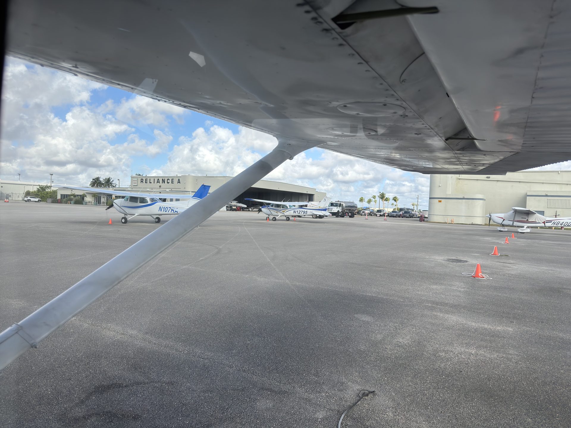 Płyta lotniska Miami Opa-locka z awionetkami Cessna widziana spod skrzydła