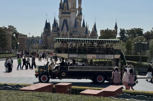 Zamek Kopciuszka w Tokyo Disneyland z omnibusem Grand Circle Tour na pierwszym planie