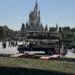 Zamek Kopciuszka w Tokyo Disneyland z omnibusem Grand Circle Tour na pierwszym planie