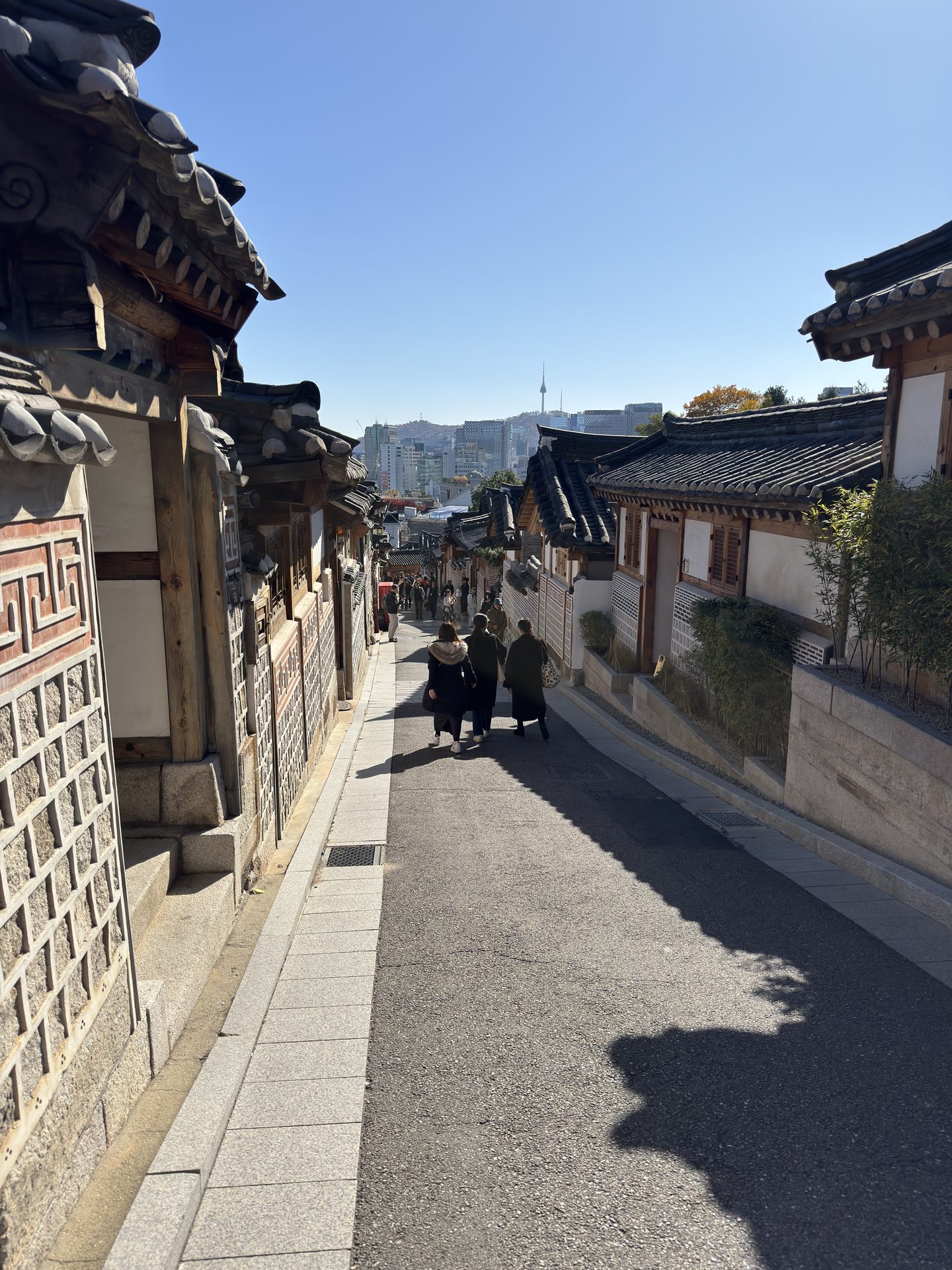 Wąska uliczka między tradycyjnymi domami hanok w dzielnicy Bukchon w Seulu