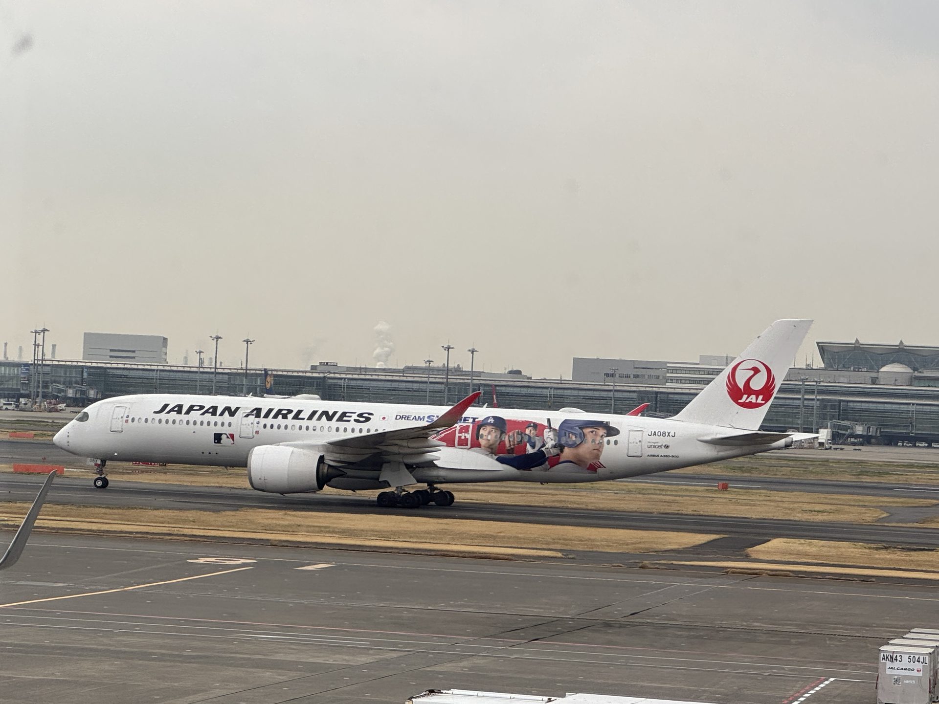 Airbus A350 Japan Airlines Dream Star z grafiką baseballistów MLB kołujący na Haneda