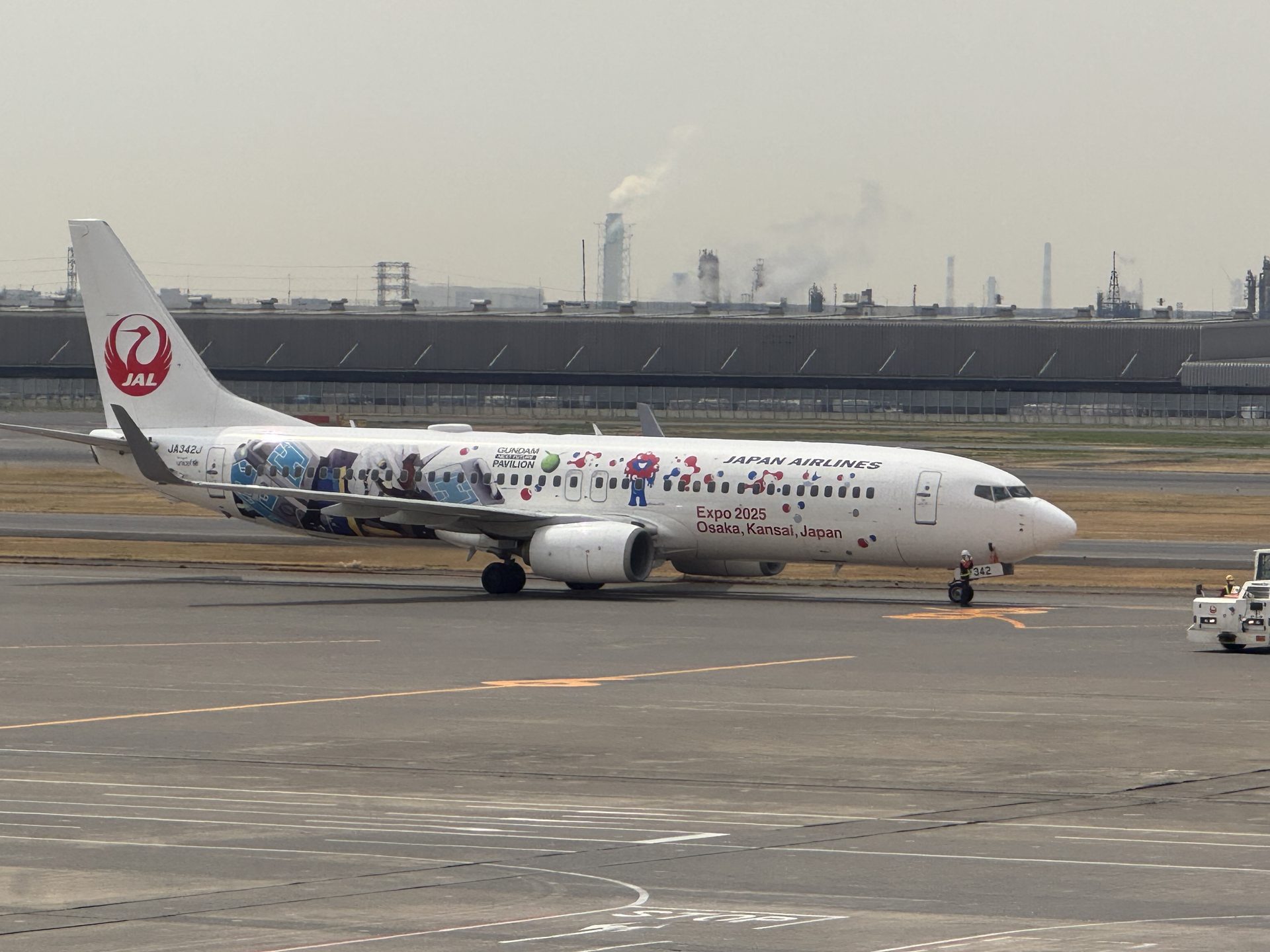Boeing 737 JAL z malowaniem promującym Expo 2025 w Osace kołujący po Haneda
