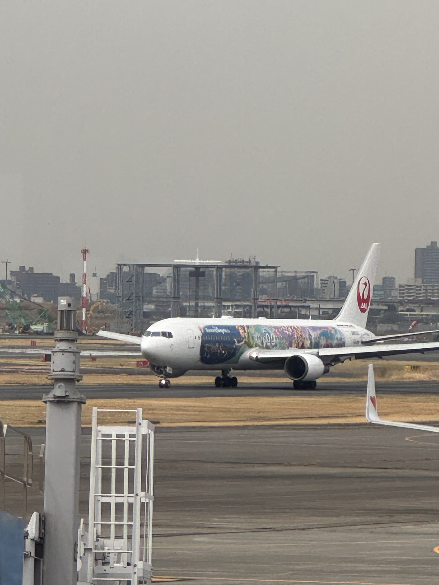 Boeing 767 Japan Airlines z kolorowym malowaniem specjalnym na płycie lotniska Haneda
