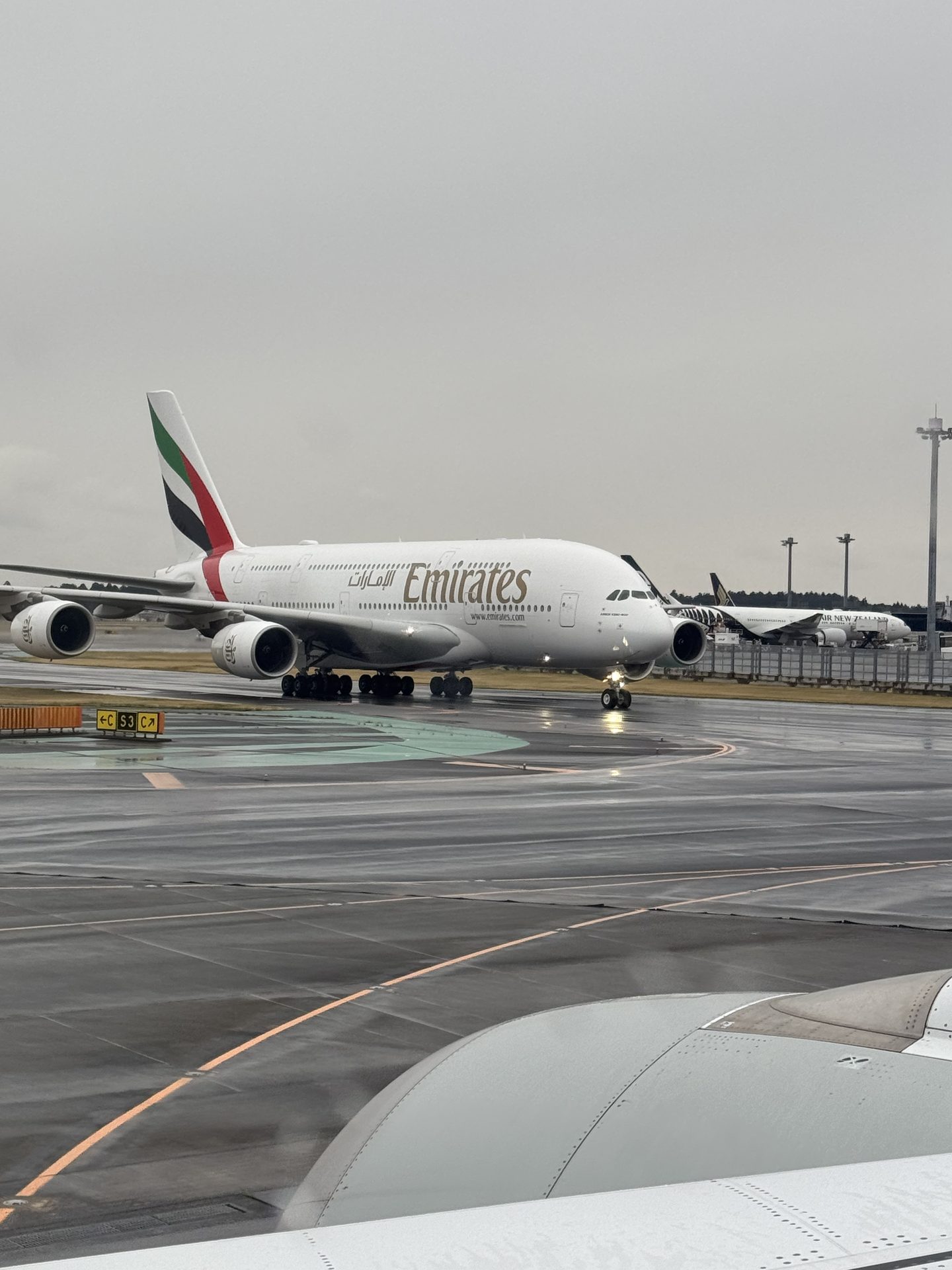 Airbus A380 Emirates kołujący po drodze startowej lotniska Narita