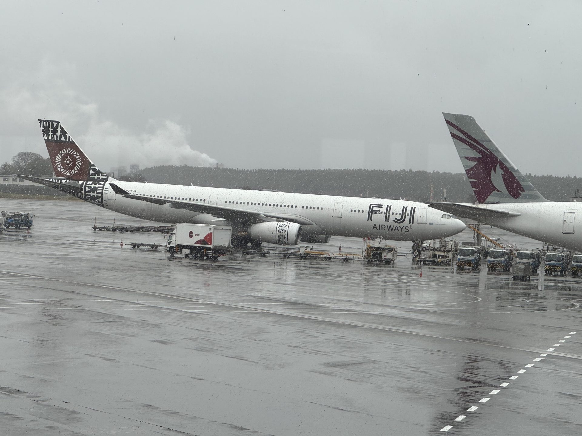 Airbus A330 Fiji Airways z charakterystycznym ciemnym plemiennym wzorem na ogonie na płycie Narita