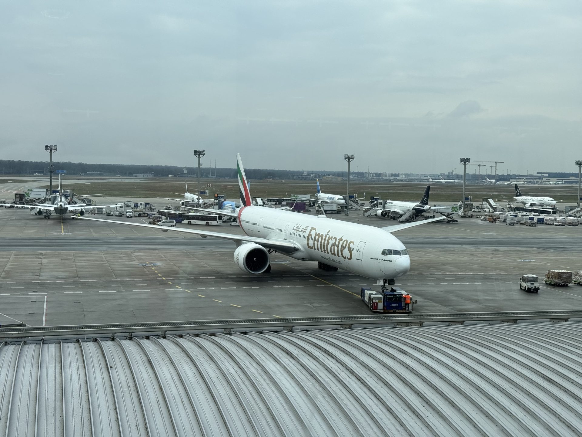 Boeing 777 Emirates na płycie lotniska Frankfurt – przesiadka w drodze do Japonii