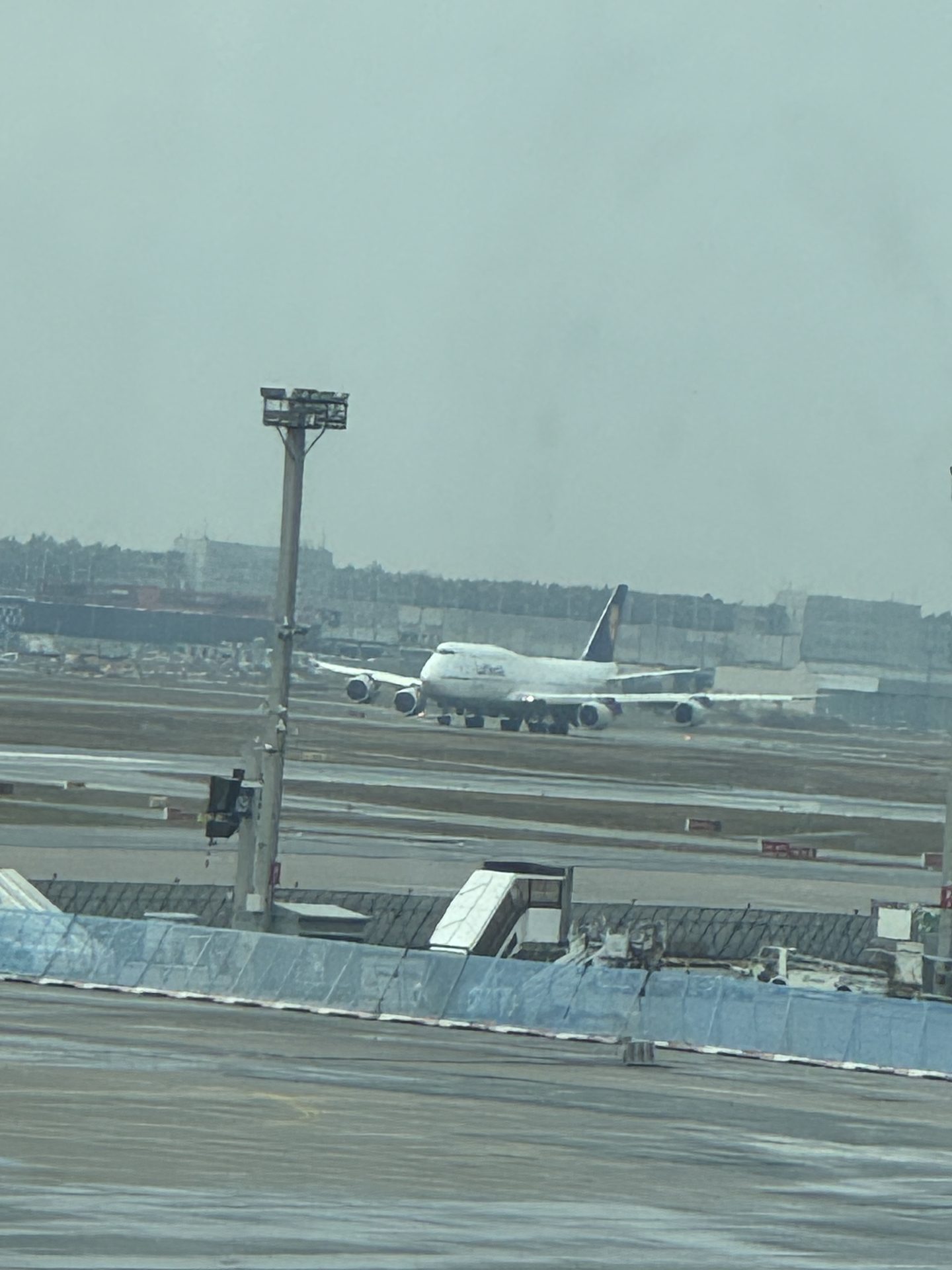 Lufthansa Boeing 747 Jumbo Jet kołujący na lotnisku Frankfurt