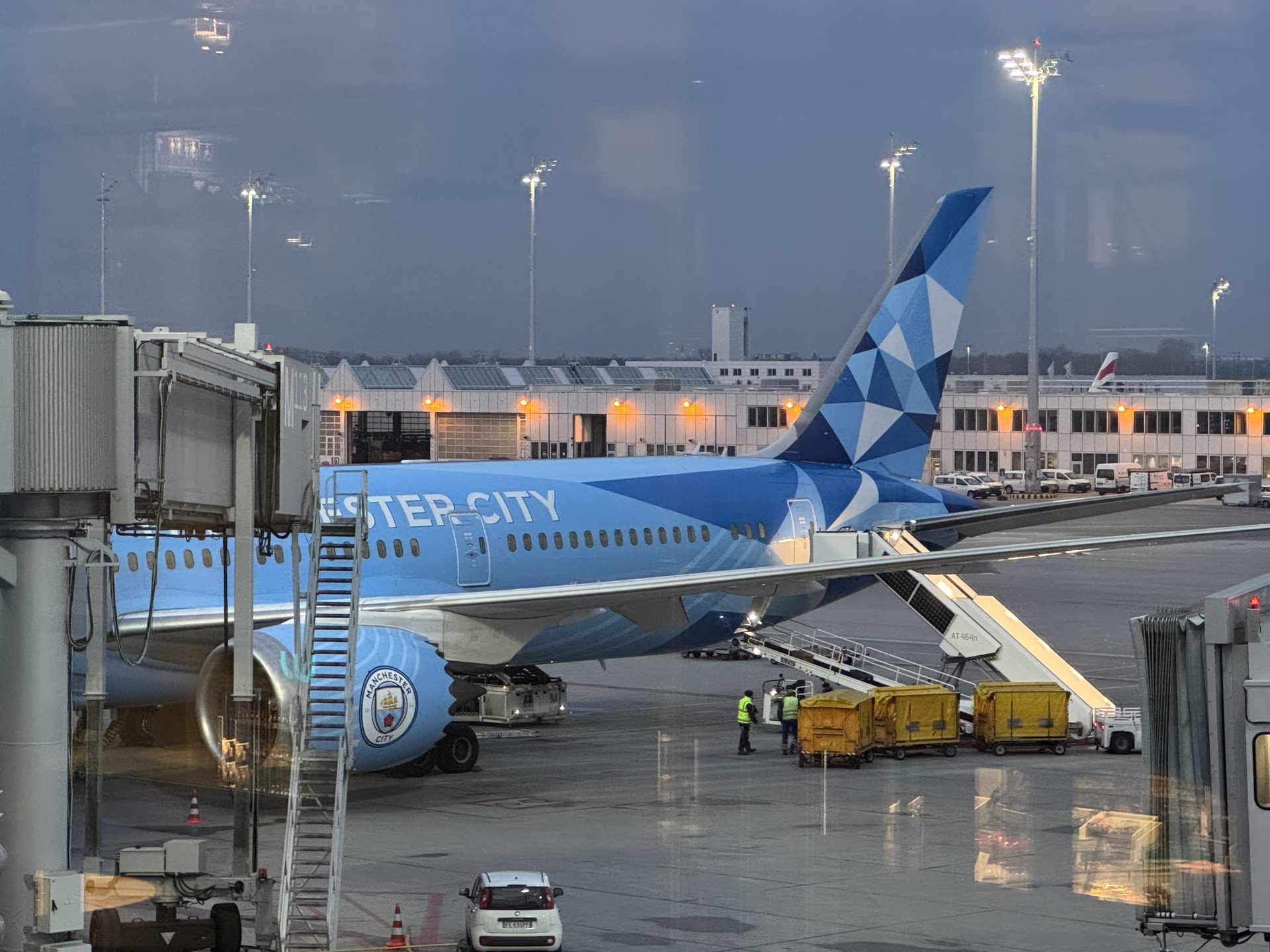 Boeing 787 w niebieskich barwach klubu Manchester City przy bramce na lotnisku Frankfurt