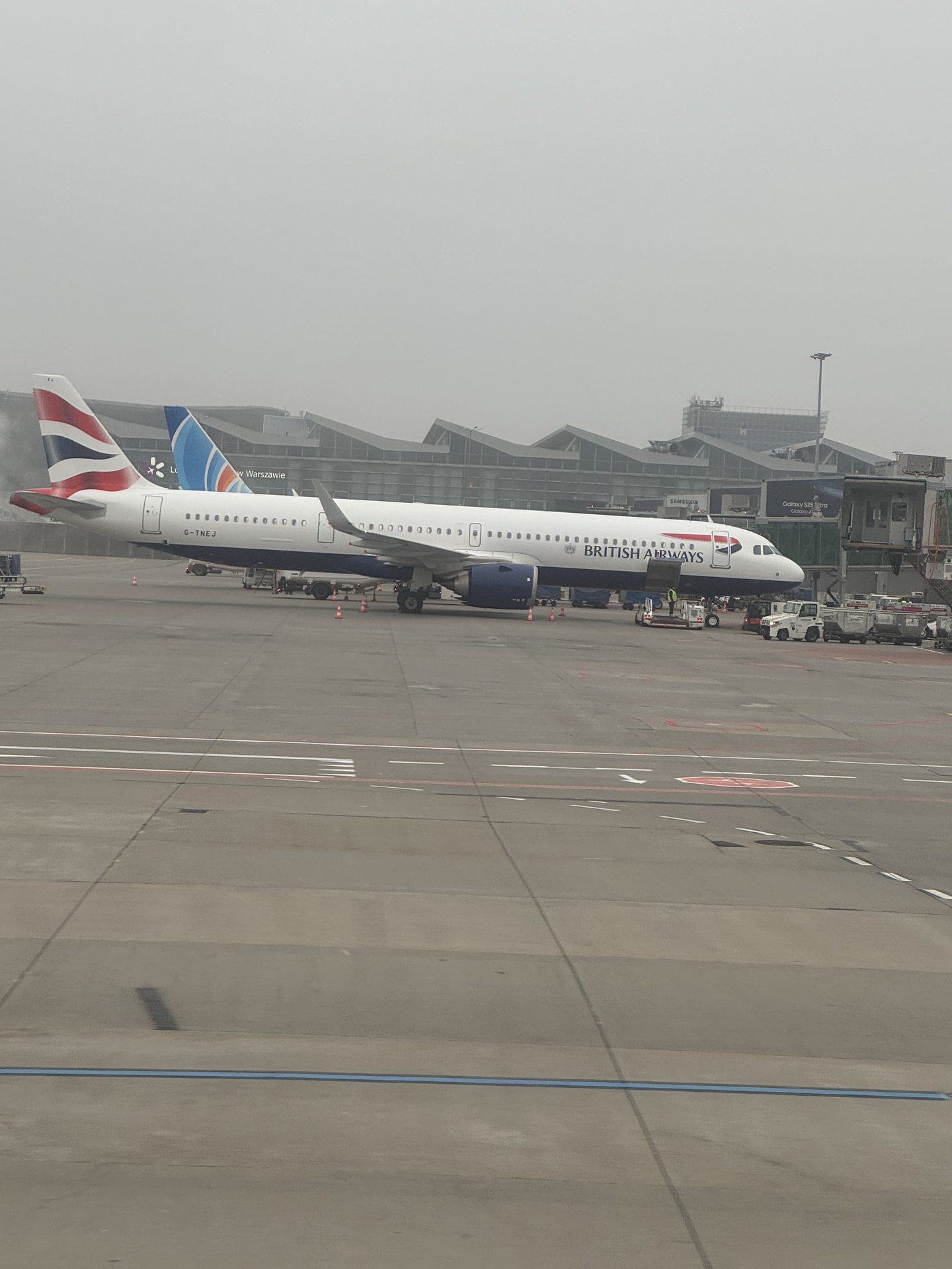 British Airways Airbus A321neo rejestracja G-TNEJ na płycie lotniska Chopina w Warszawie