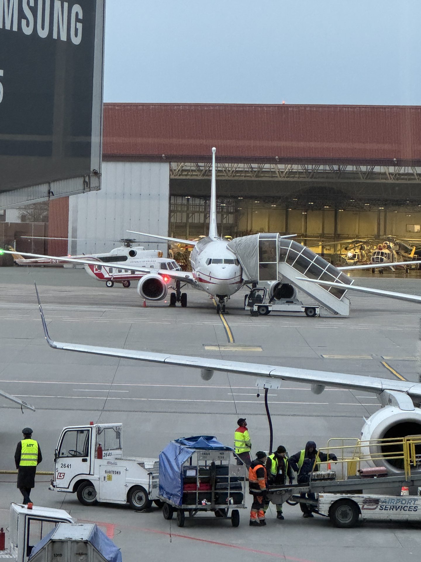 Rządowy Boeing 737 z biało-czerwonymi barwami i napisem Republic of Poland oraz helikopter rządowy na płycie lotniska Chopina w Warszawie