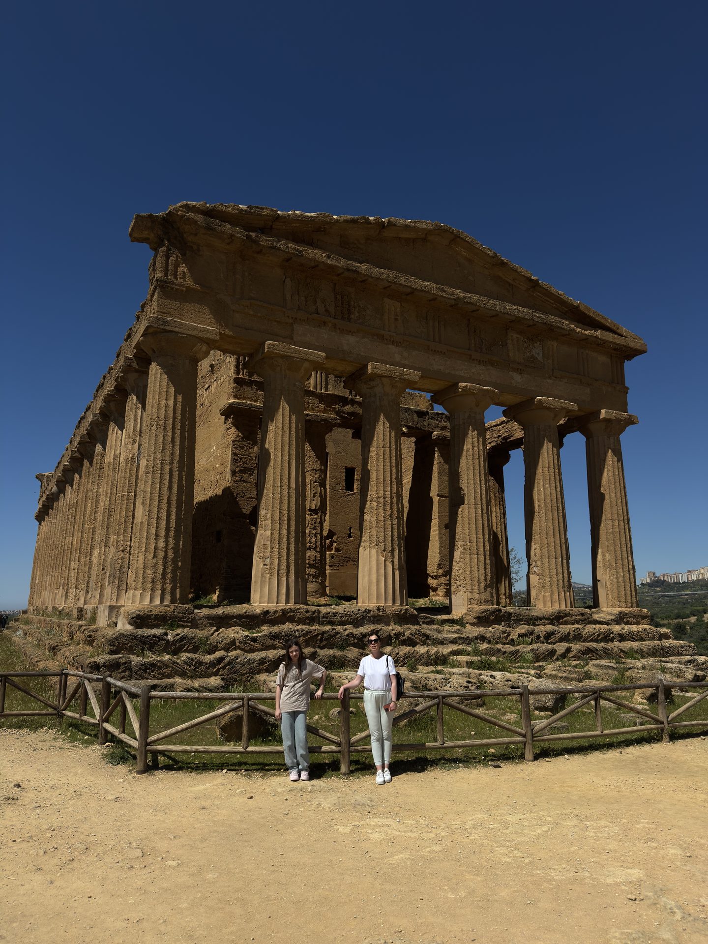 Marianna z mamą przed Tempio della Concordia – najlepiej zachowaną świątynią grecką w Agrigento
