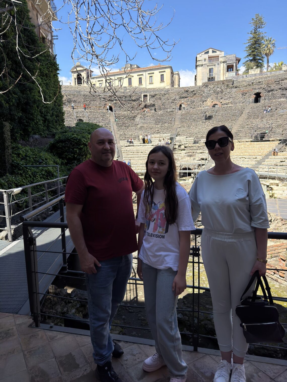 Marianna z tatą i mamą na tle widowni antycznego Teatro Romano w Katanii