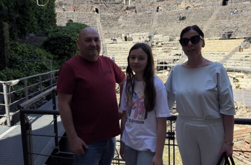 Marianna z tatą i mamą na tle widowni antycznego Teatro Romano w Katanii