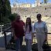 Marianna z tatą i mamą na tle widowni antycznego Teatro Romano w Katanii