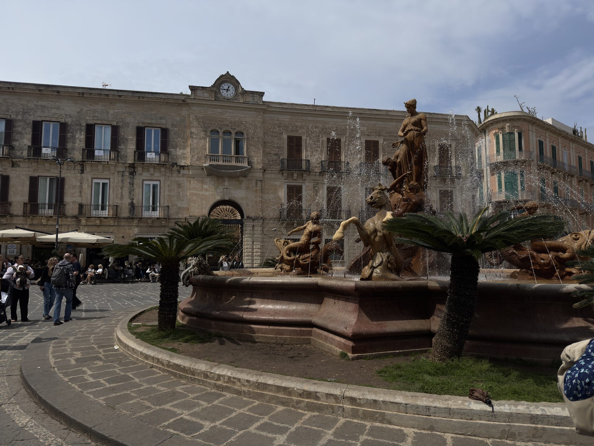 Fontanna Diany z rzeźbą bogini otoczona palmami na Piazza Archimede w Syrakuzach