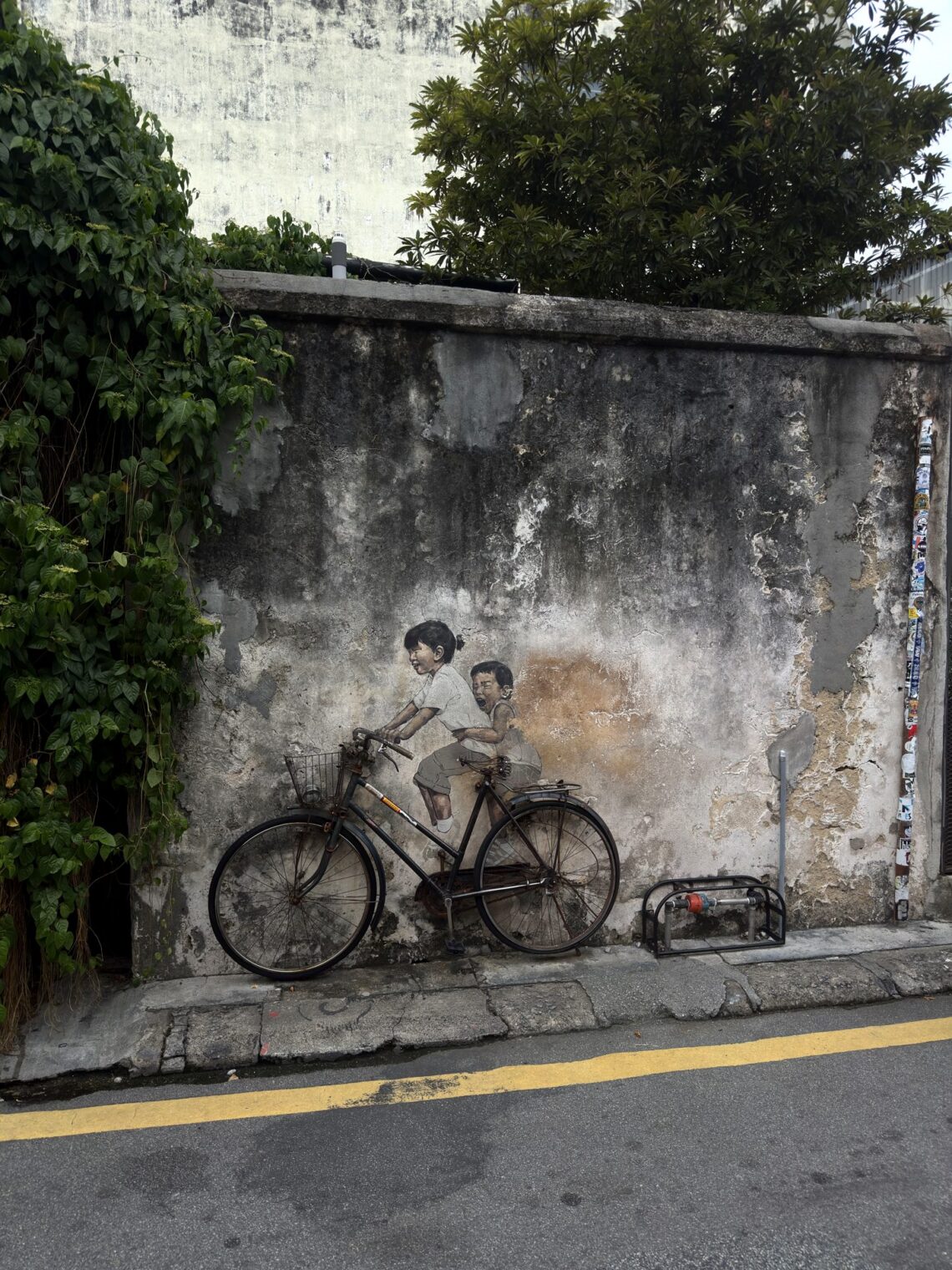 Słynny mural Dzieci na rowerze Ernesta Zacharevica w George Town w Penang