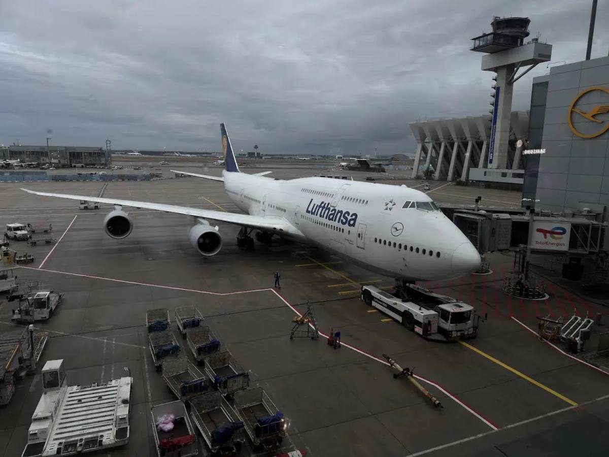 Boeing 747 Lufthansy przy rekawie na lotnisku we Frankfurcie