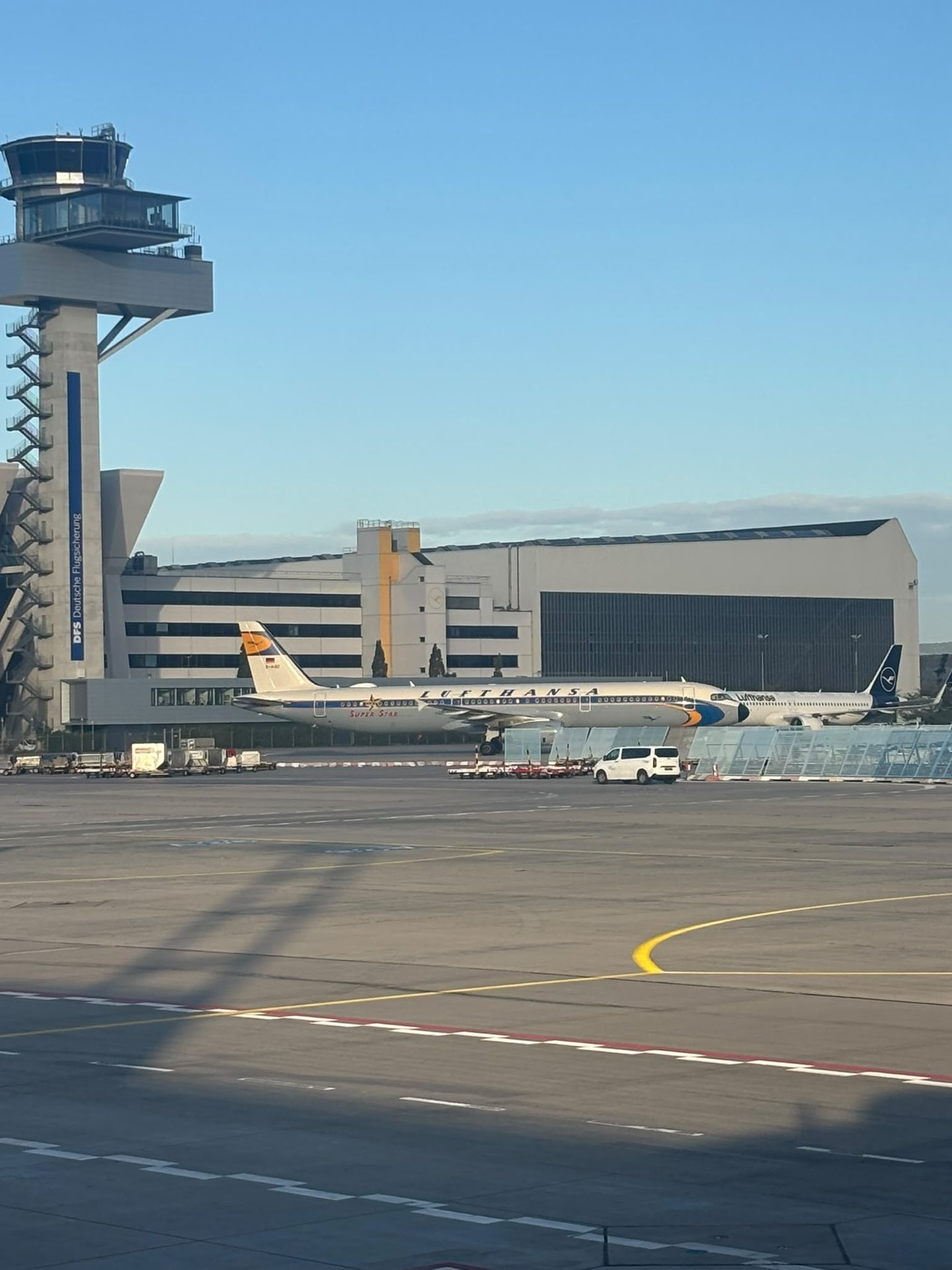 Airbus Lufthansy w retro barwach Super Star na lotnisku we Frankfurcie