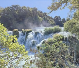 Krka – Skradinski Buk (widok z góry) Wodospad Skradinski Buk widziany przez drzewa