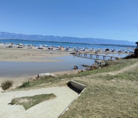 Nina – panorama plaży Panorama plaży w Ninie z widokiem na Velebit i lagunę