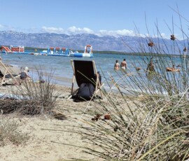 Nina – plaża z parkiem wodnym Plaża w Ninie z dmuchanym parkiem wodnym i górami Velebit w tle