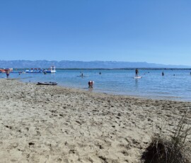 Nina – plaża z SUP Plaża w Ninie z deską SUP i dmuchanym parkiem wodnym