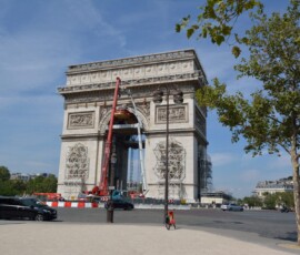 Łuk Triumfalny w trakcie renowacji Łuk Triumfalny na Place Charles de Gaulle podczas prac konserwacyjnych