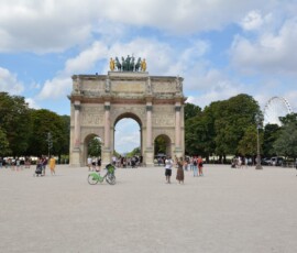 Arc du Carrousel – ujęcie bliskie Łuk Triumfalny du Carrousel, złote rzeźby na szczycie