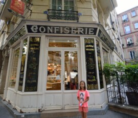 Marianna przy boulangerie na Montmartre Marianna przed słynną Boulangerie de la Galette na Montmartre
