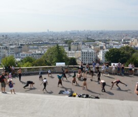 Montmartre – breakdance i panorama Tancerze breakdance na placu Sacré-Cœur z panoramą Paryża