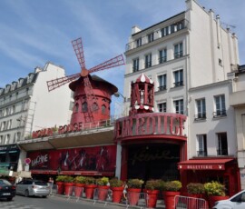 Moulin Rouge Kultowy kabaret Moulin Rouge z czerwonym wiatrakiem