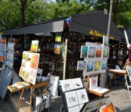 Place du Tertre – plac artystów Place du Tertre ze sztalugami i obrazami artystów