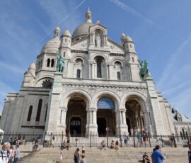 Sacré-Cœur – drugie ujęcie Sacré-Cœur z tłumem turystów na schodach