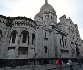 Sacré-Cœur z boku Bazylika Sacré-Cœur widziana z boku, wieczorne światło