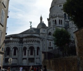 Montmartre – uliczka z Sacré-Cœur Brukowana uliczka Montmartre z Sacré-Cœur w oddali