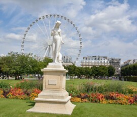 Ogród Tuileries – rzeźba i koło widokowe Rzeźba bogini w Ogrodzie Tuileries z kołem widokowym