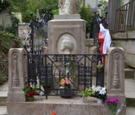 Grób Fryderyka Chopina Grób Chopina na cmentarzu Père-Lachaise z polską flagą