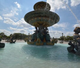 Place de la Concorde – fontanna z bliska Fontanna na Place de la Concorde, złote rzeźby z bliska