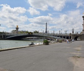 Pont Alexandre III z Wieżą Eiffla Najpiękniejszy most Paryża z Wieżą Eiffla w oddali