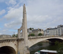 Pont de la Tournelle – statua Genowefy Most z kamienną statuą patronki Paryża