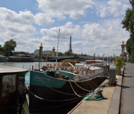 Sekwana – bateau-mouche i Pont Alexandre III Bateau-mouche przy Sekwanie z mostem w tle