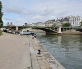 Sekwana z wieżami Notre-Dame Sekwana i most z wieżami Notre-Dame w tle